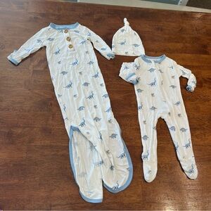 Kyte Baby blue white dinosaur sleeper footie pajamas gown hat size 0-3 months